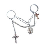 Anillos de cadena con cruces de plata y estética gótica